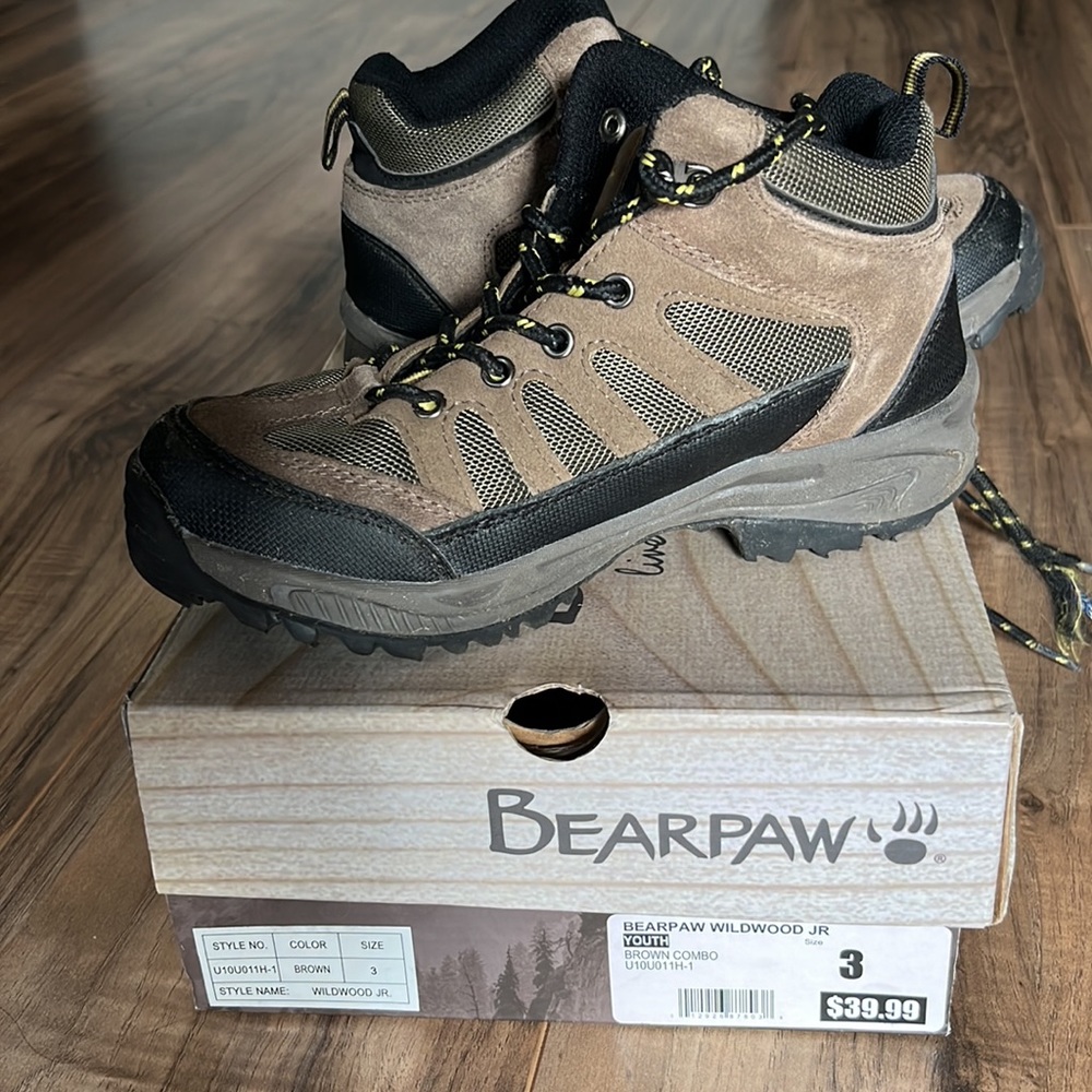 Water proof hiking boots in excellent condition.